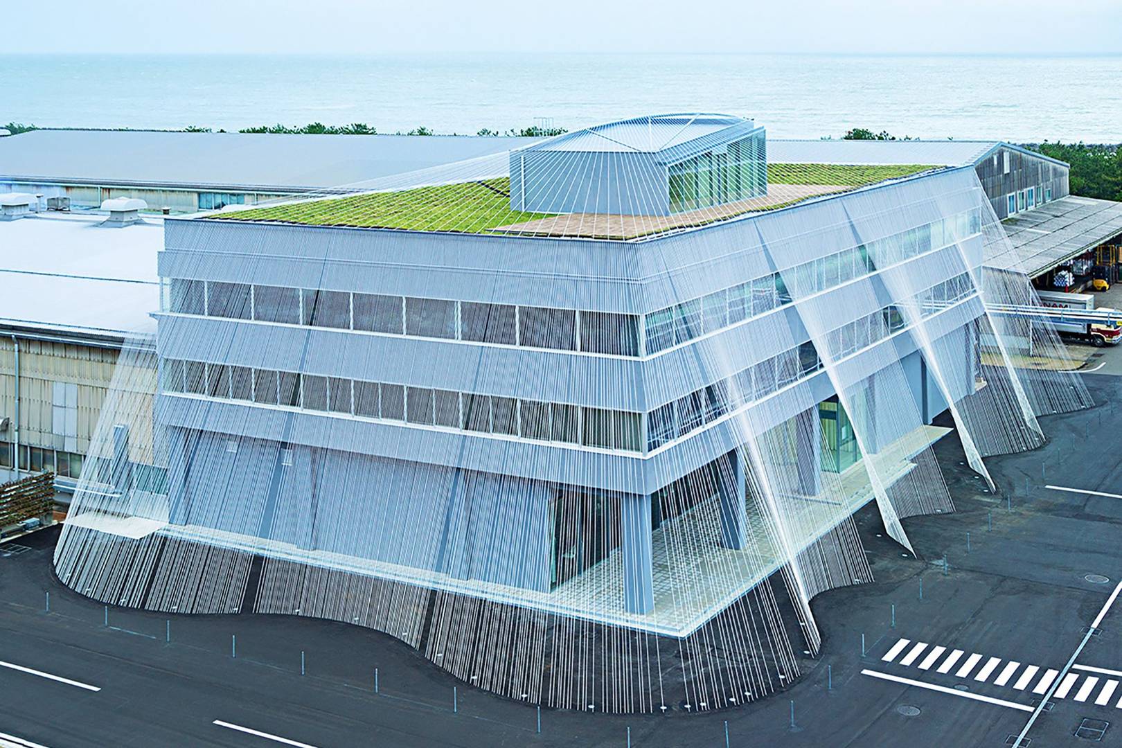 Earthquake resistant building