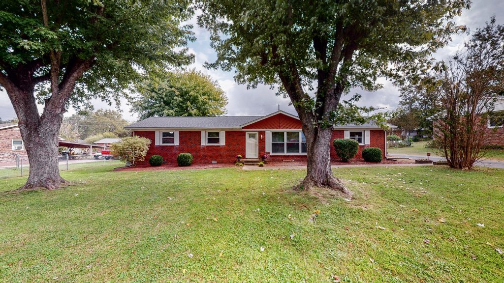 Real estate home in Dickson