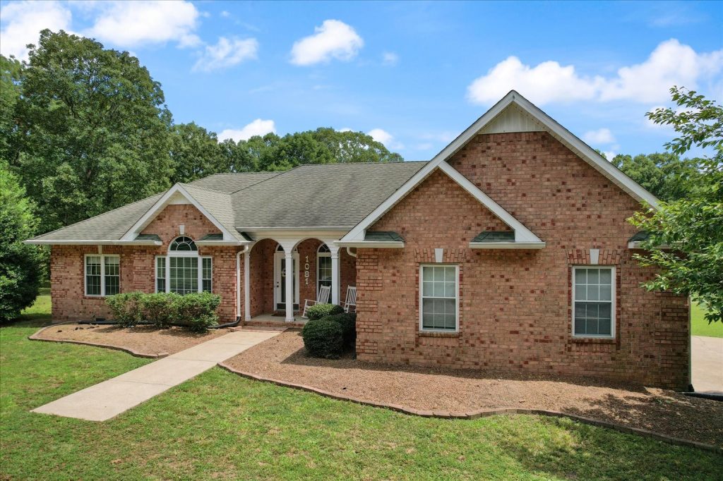 Residential property in Dickson