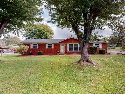 Real estate home in Dickson